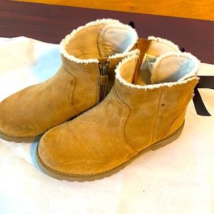 Girls size 1y UGG boots